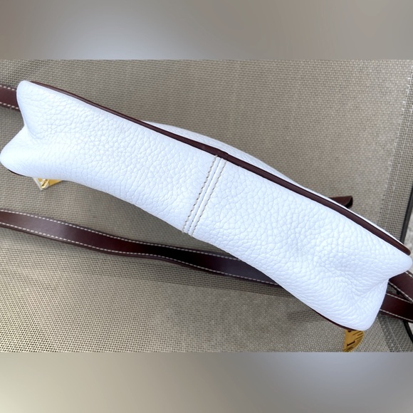 VGU Medallion Brand Crossbody Bag in Very Good, Clean Condition- Beautiful Piece - Picture 12 of 16